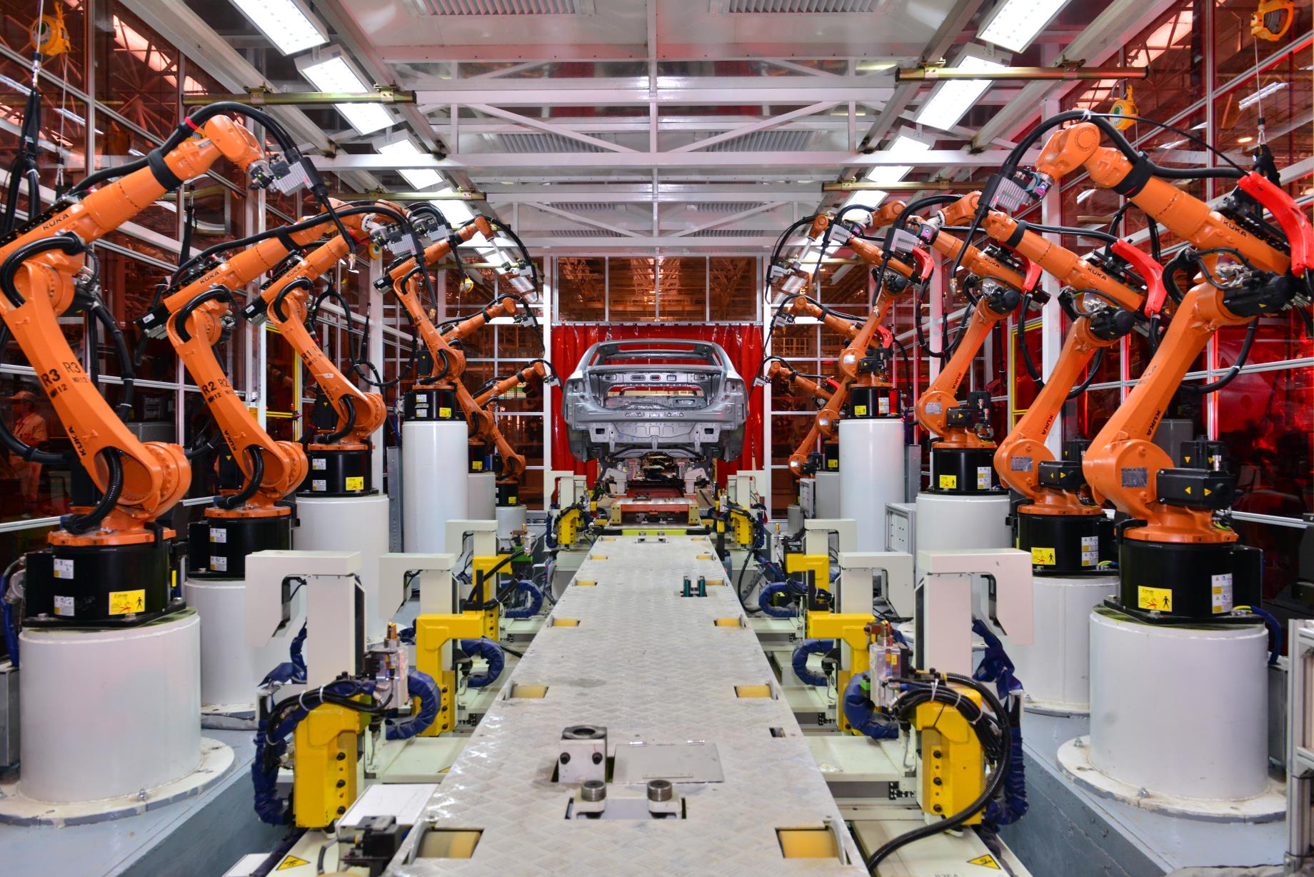 广汽集团生产车间里的工业机器人挥舞着手臂。主办方供图