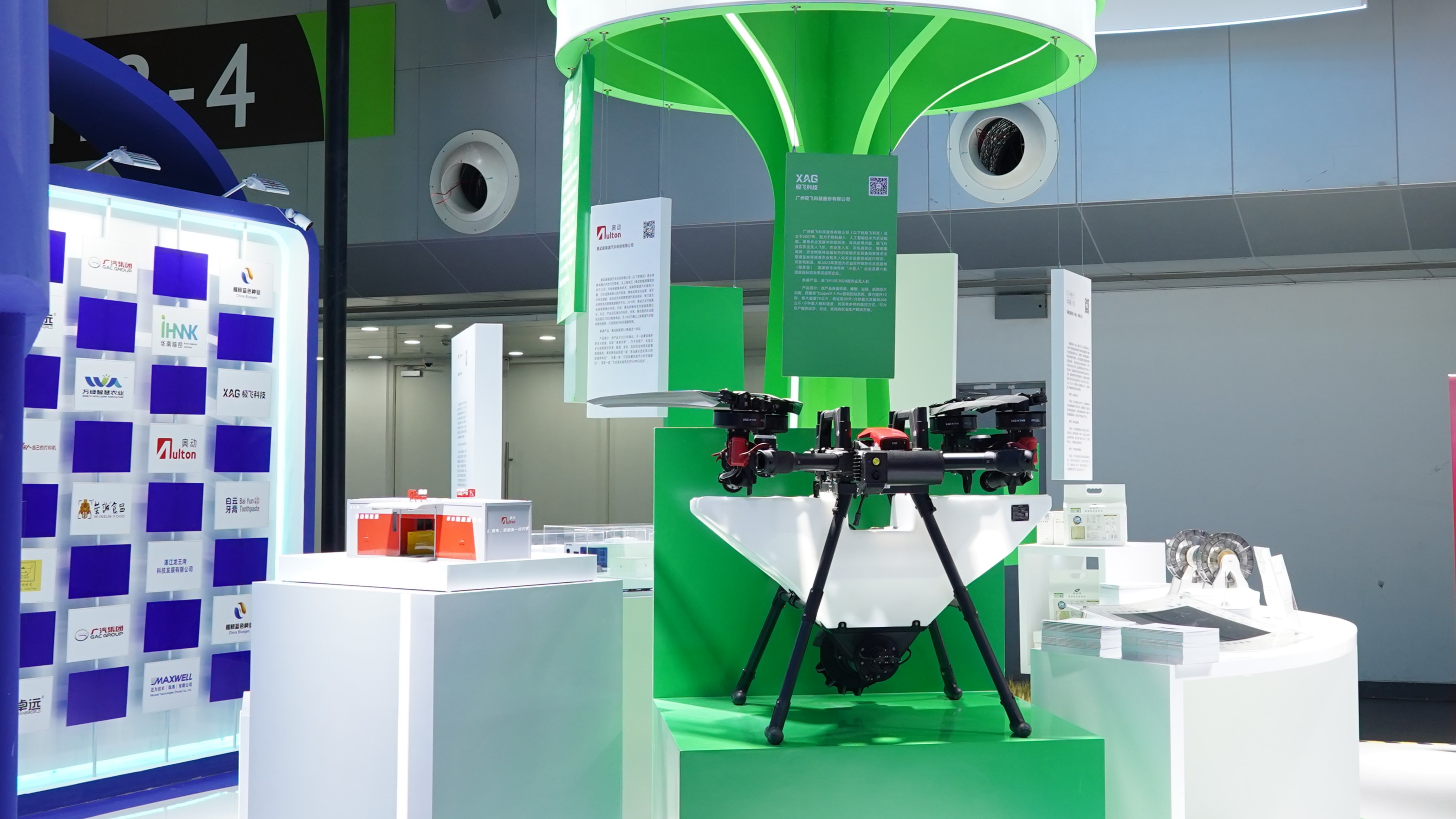 2024年中国品牌博览会广东馆展出了极飞科技的农业无人机。叶绍明/摄
