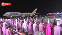 习大大步出舱门 米尔济约耶夫总统在机场热情迎接 习大大步出舱门 米尔济约耶夫总统在机场热情迎接