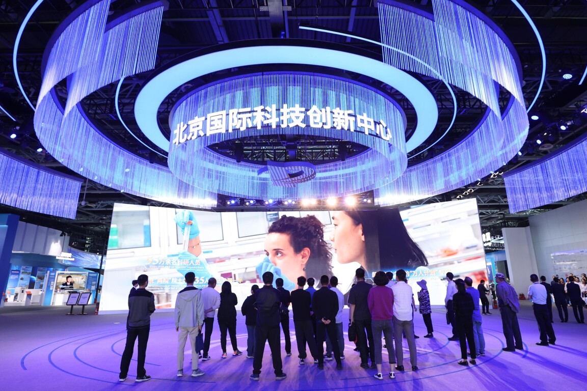 2024年5月11日，观众在中关村展示中心观看科技创新宣传片。