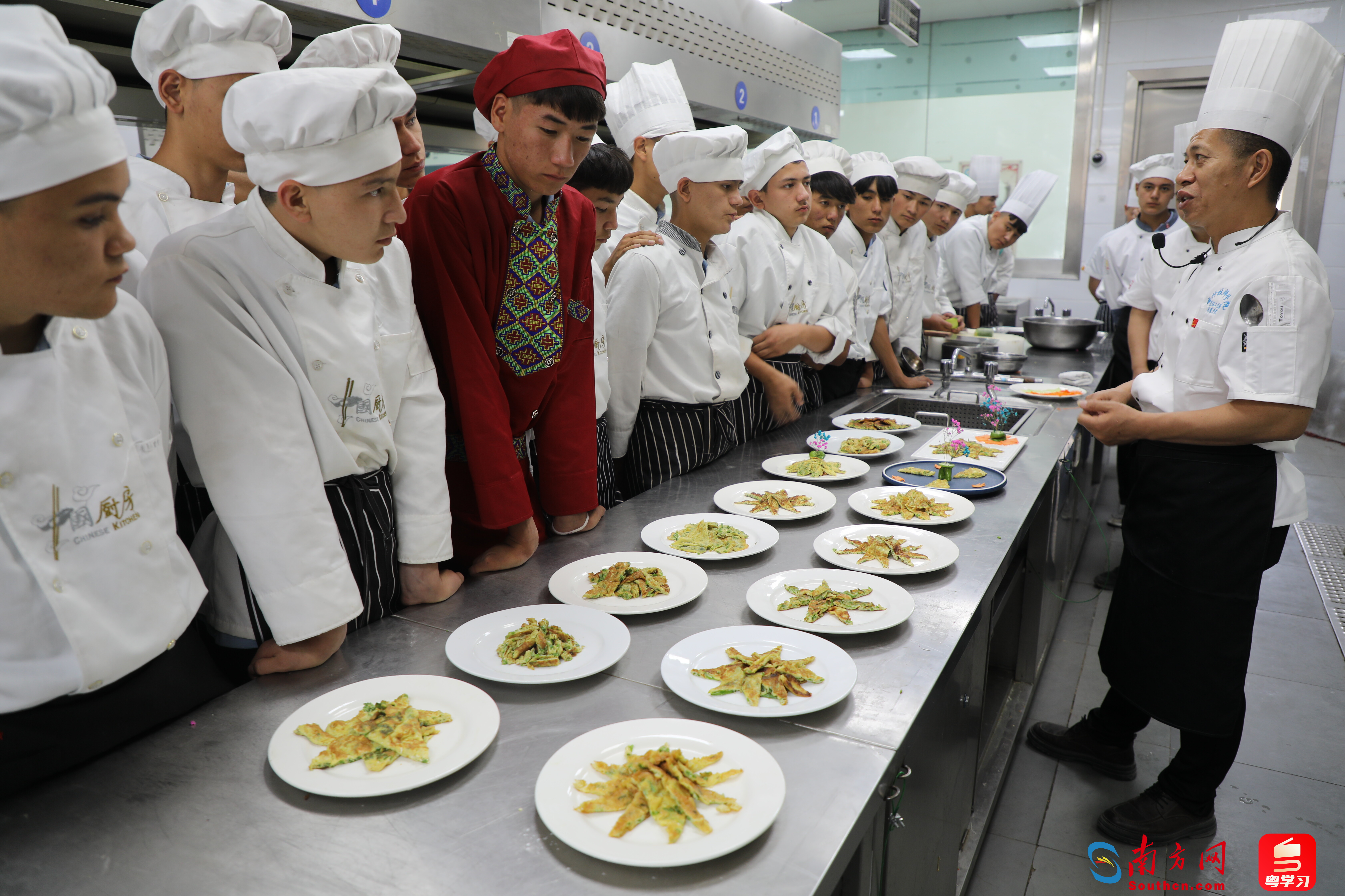 林光辉对粤菜专项班学生作品进行指导点评。李健鹏 摄