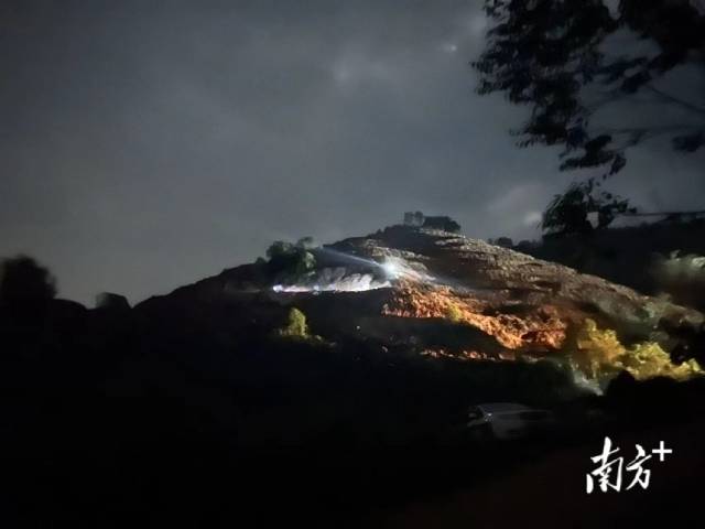 晚上23时22分，救援人员仍在山中搜寻。