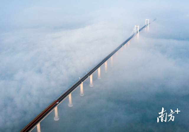 3月18日早晨，汕头海面云雾弥漫，南澳大桥若隐若现，如同天路。凯歌飞扬 摄