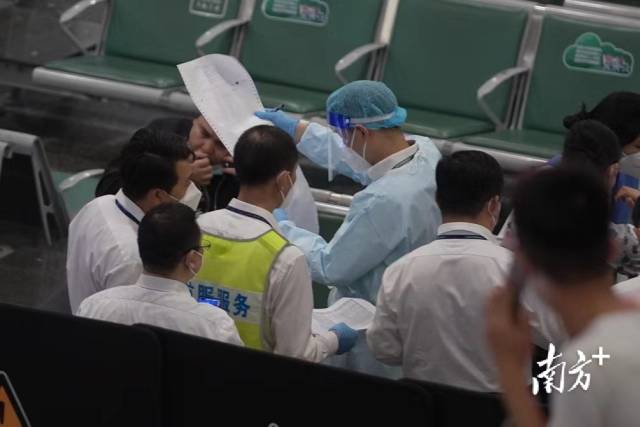 3月21日傍晚，在广州白云机场，工作人员拿着长长的名单与家属核实乘客信息。