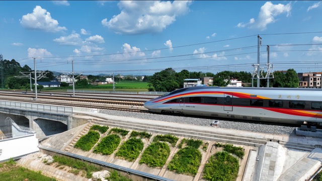 Tickets for the first operational day of Meizhou-Longchuan High-speed Railway for sale on Sept. 12