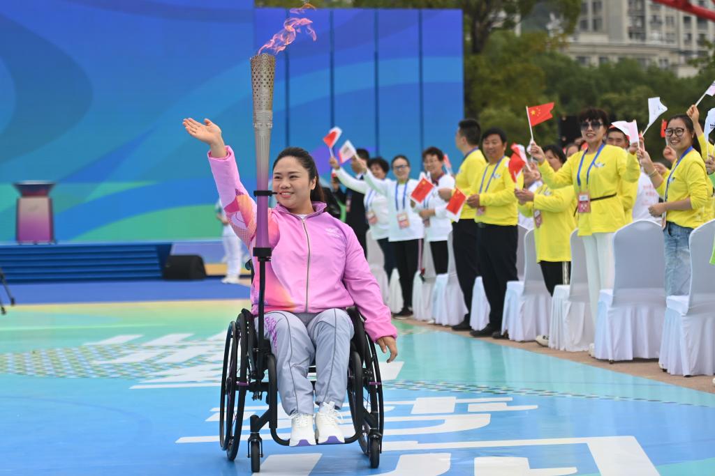 10月19日，火炬手谭玉娇在火炬传递中。新华社记者 黄宗治 摄