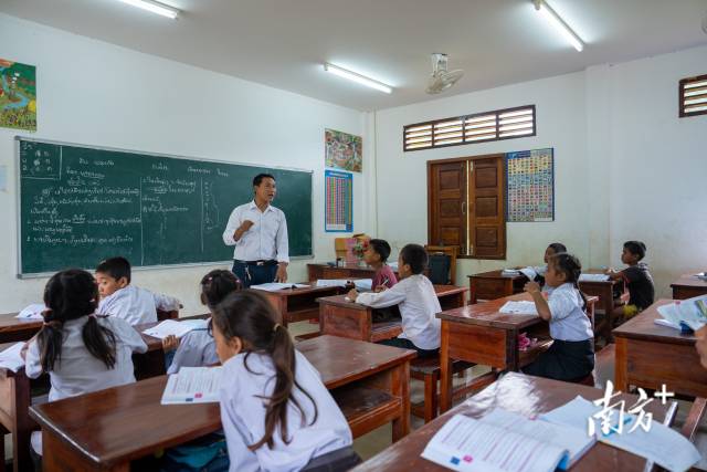 老挝南塔河中老友好学校，孩子们在干净明亮的教室里上课。