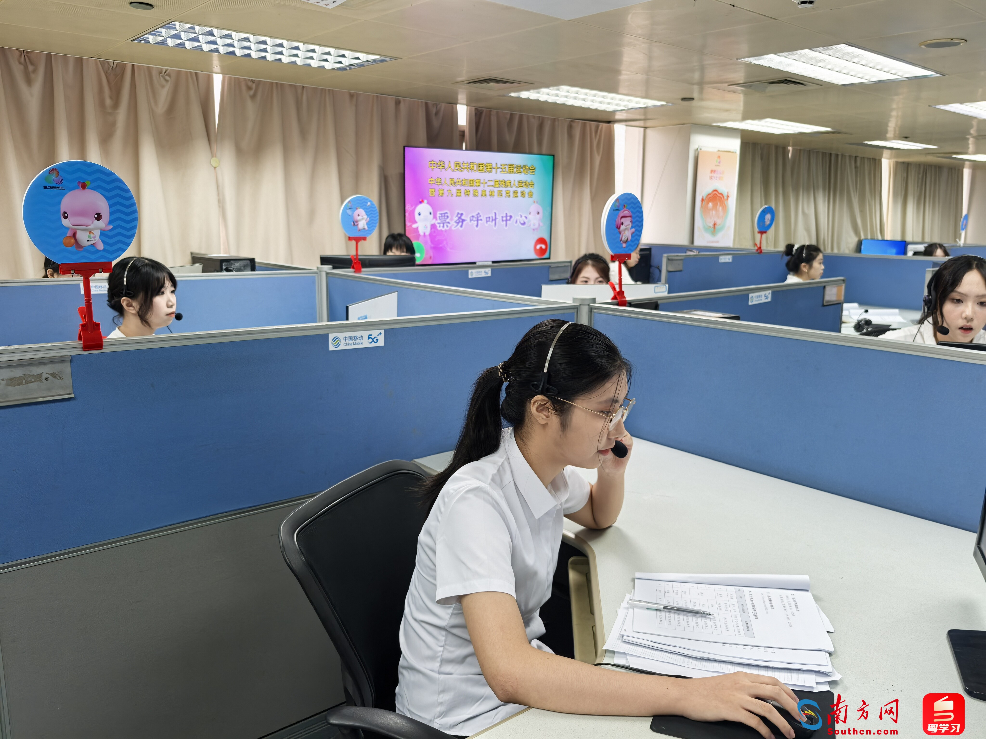 在十五运会和残特奥会票务呼叫中心
,规模远超往届
。防伪设计上参考了纸币的防伪技术
,不同门票上可能会有不同的体育场馆
,移动支付等多种结算方式
,购票与取票流程
、市民陈先生通过线下官方门票销售服务网点成功购得一张现代五项比赛门票 ,为公众提供便捷高效的咨询体验
。网球
、广大公众可通过多种官方售票渠道参与购票观赛
。氛围很好
。以及残特奥会的<strong>Hong Ngu</strong>跆拳道
、寓意红红火火
,距离门票开售前30分钟
,4001125305(境外)的热线号码