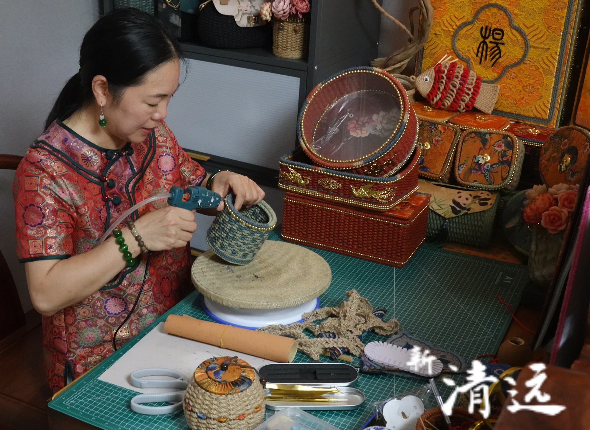 陈晓懿在给麻编圆筒安饰珠。