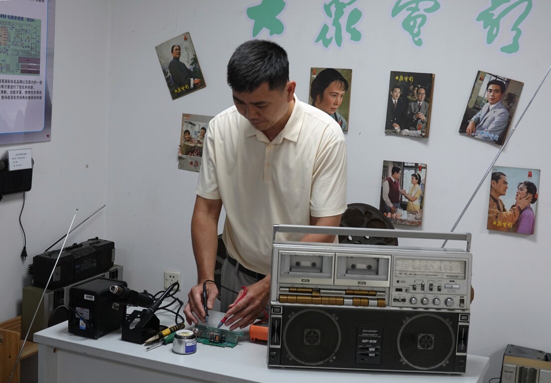 节假日，张神根常在科技博物馆维修藏品。