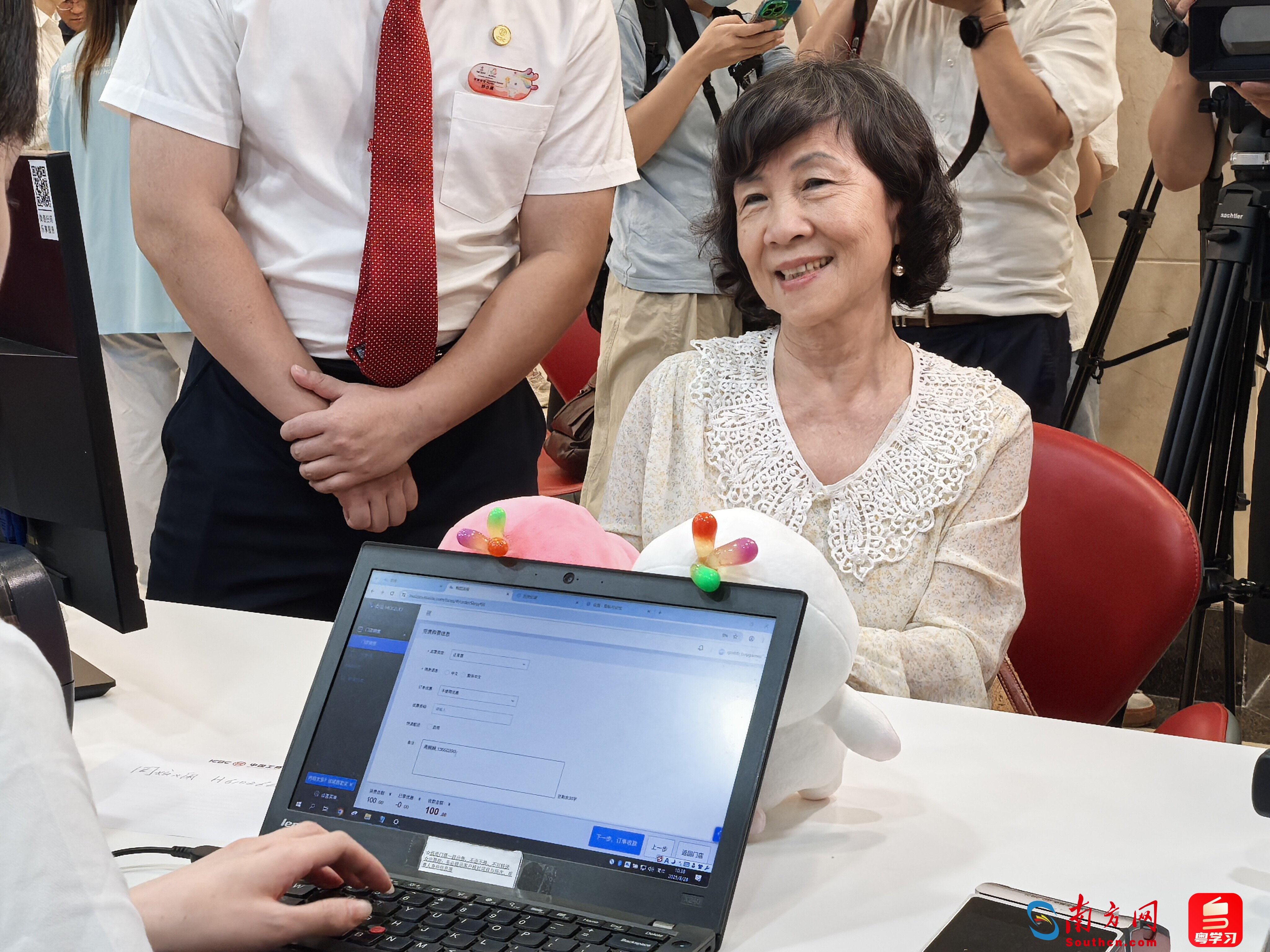来自香港的周奶奶在现场购票中