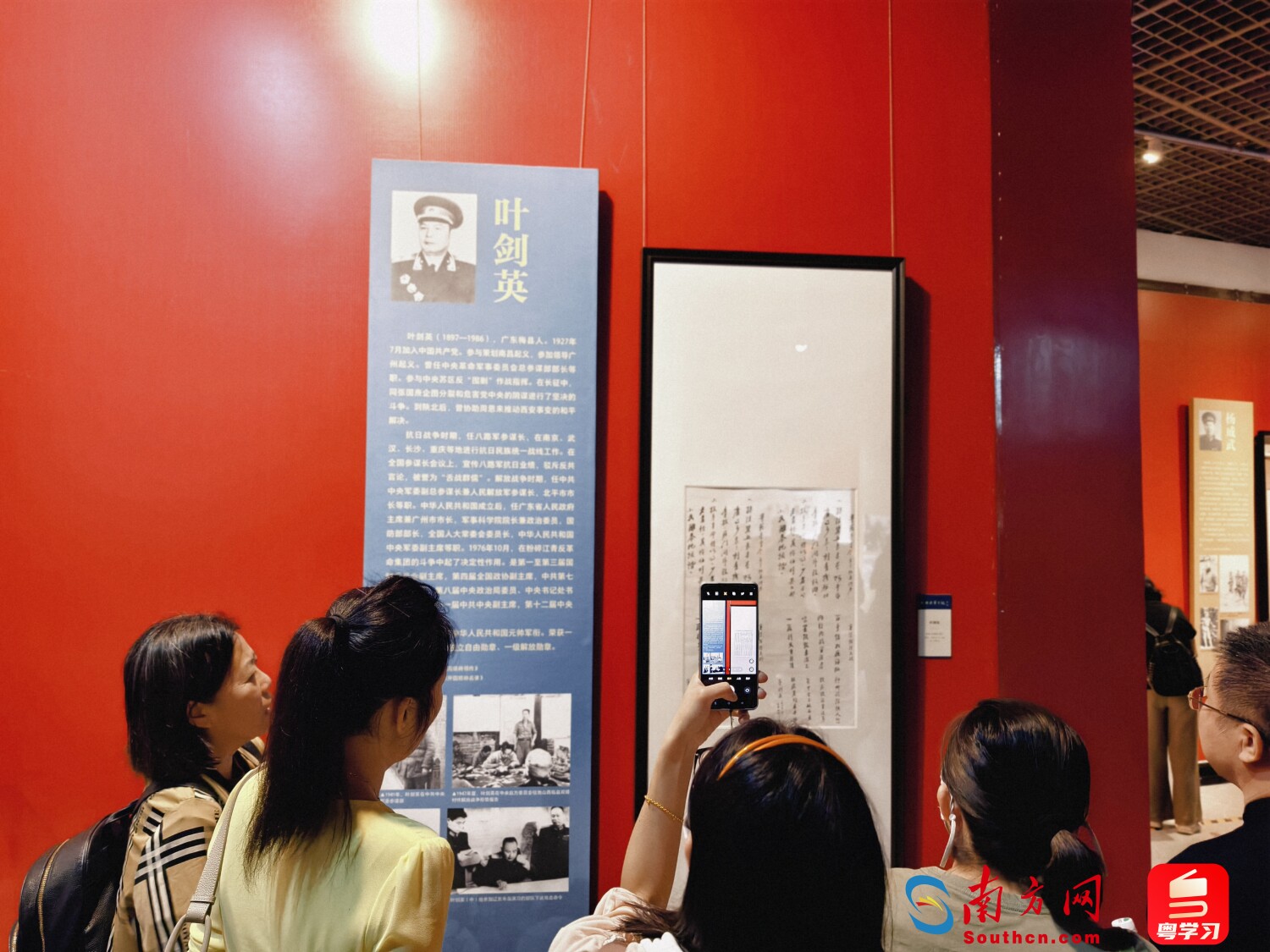 展览现场围观群众