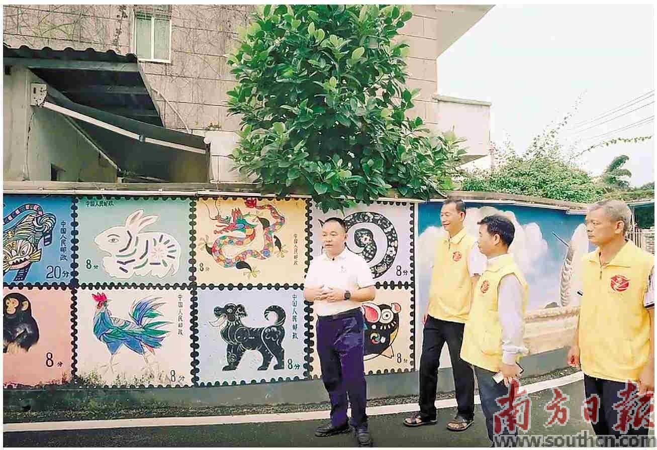 惠州观背村党支部书记郑国雄发动群众推进环境优化。省退役军人事务厅供图