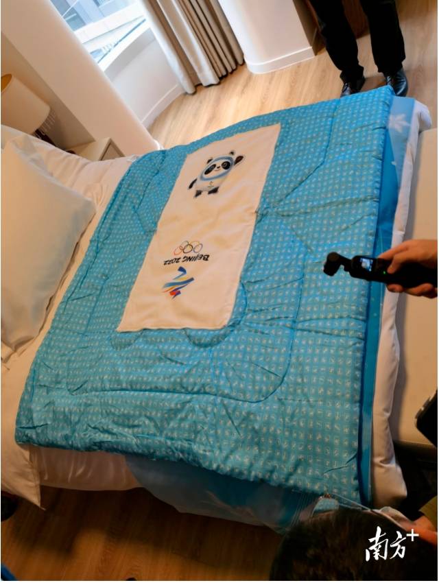 这个蓝色盖毯可以折叠成抱枕。  南方+ 赵晓娜 拍摄