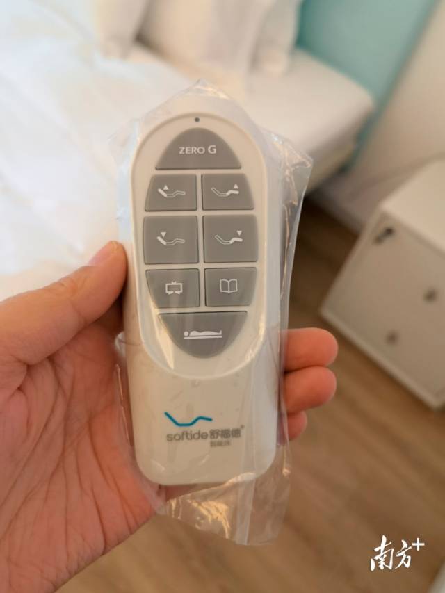 每张床都配有遥控器。  南方+ 赵晓娜 拍摄