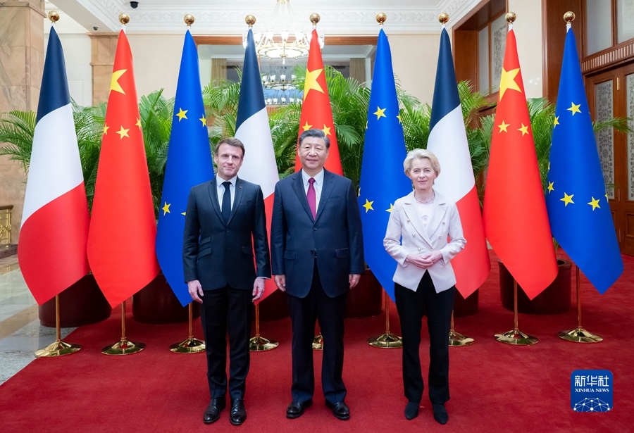 4月6日下午，國家主席習近平在北京人民大會堂同法國總統馬克龍、歐盟委員會主席馮德萊恩舉行中法歐三方會晤。新華社記者 翟健嵐 攝