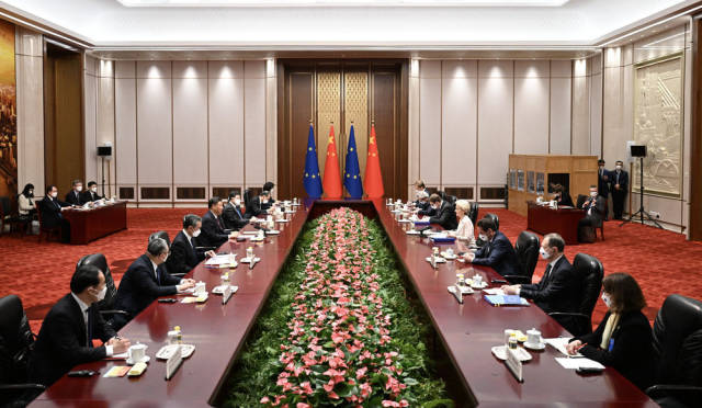 4月6日下午，国家主席习近平在北京人民大会堂会见欧盟委员会主席冯德莱恩。新华社记者 谢环驰 摄