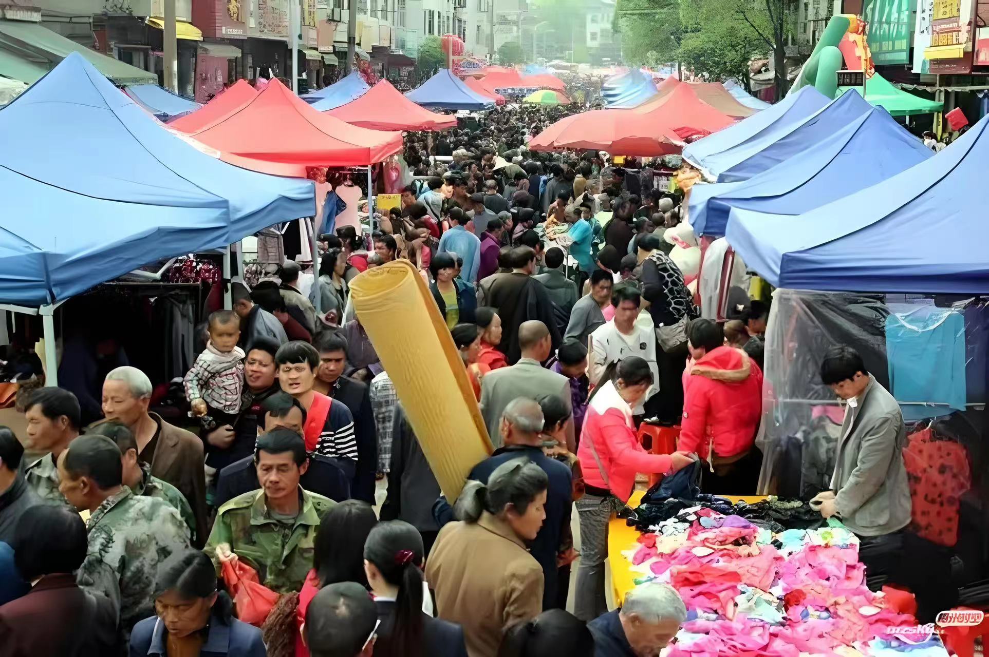 客家墟日热闹场景。 图片来自网络