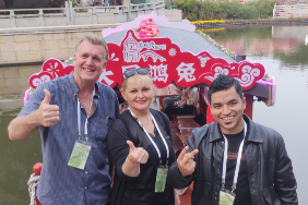 Expats tour floating flower market in Guangzhou's Liwan Lake Park