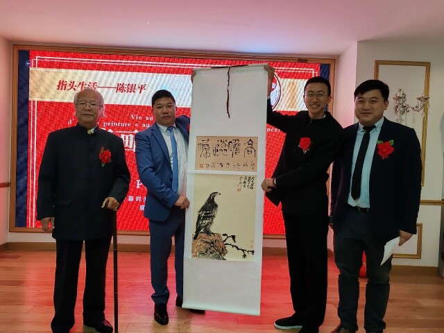 陈银平向法国华人进出口商会捐赠作品《高瞻远瞩图》