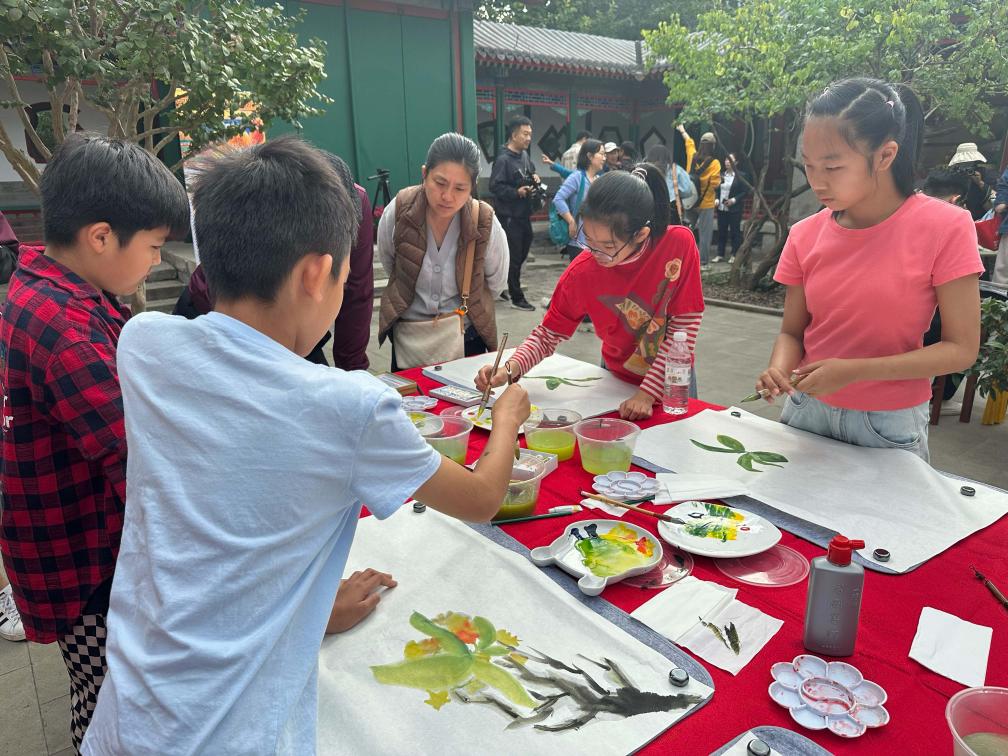 9月29日，北京颐和园开展青少年桂花文化体验专场活动。新华社记者 杨淑君 摄