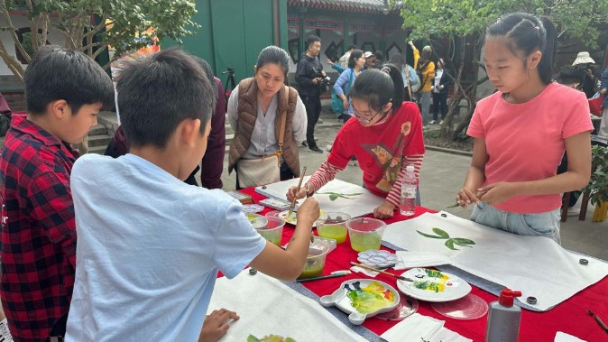 各界群众欢度中秋扫描：中秋国庆喜相连 花好月圆同欢庆