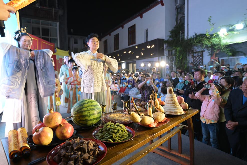 江苏省扬州市举办的第二届仁丰里中秋民俗文化节现场。（受访者供图）