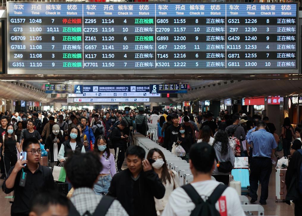 9月29日，旅客在北京西站准备乘车出行。 新华社记者 张晨霖 摄