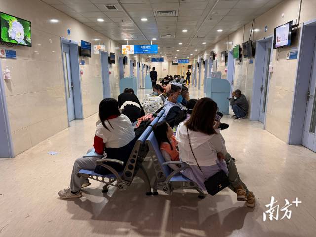 11月25日凌晨，患者在广州市妇女儿童医疗中心发热门诊等待就诊。 