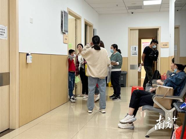 中午时分，家长在省妇幼天河院区儿科门诊诊室外等候。  