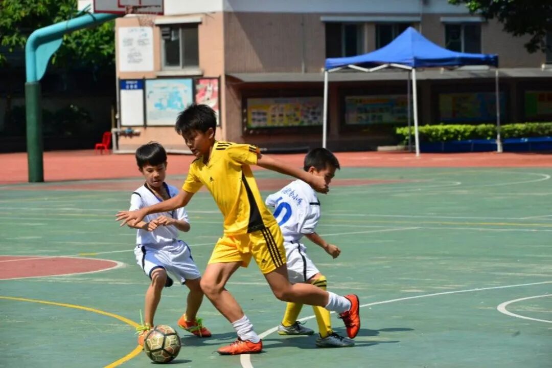 李昊（中间）曾在小学参加比赛时踢中场。图源：广州市荔湾区蒋光鼐纪念小学