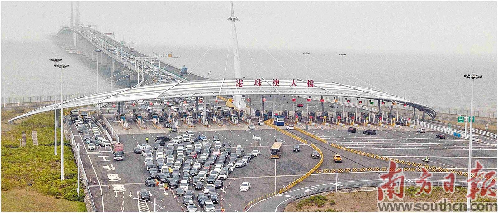 港珠澳大桥公路口岸的车辆川流不息。 林昌锋 摄