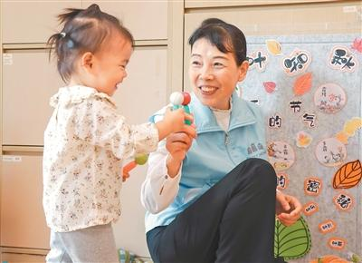 深圳南山区沙河街道深铁懿府托育园在开展老幼共融活动。深圳幸福健康集团供图