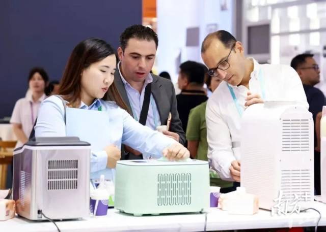 海外客商正在威力电器展位前咨询产品。 受访者 供图