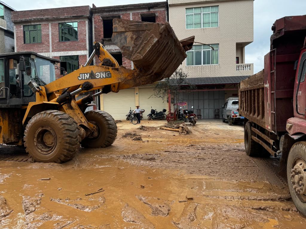 6月18日，梅州市平远县东石镇，挖掘机正在进行清淤工作。新华社记者 潘禹杰 摄
