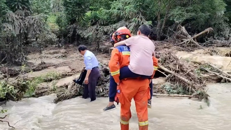 翻山越岭、涉水前行，广州消防驰援梅州抗洪抢险一线