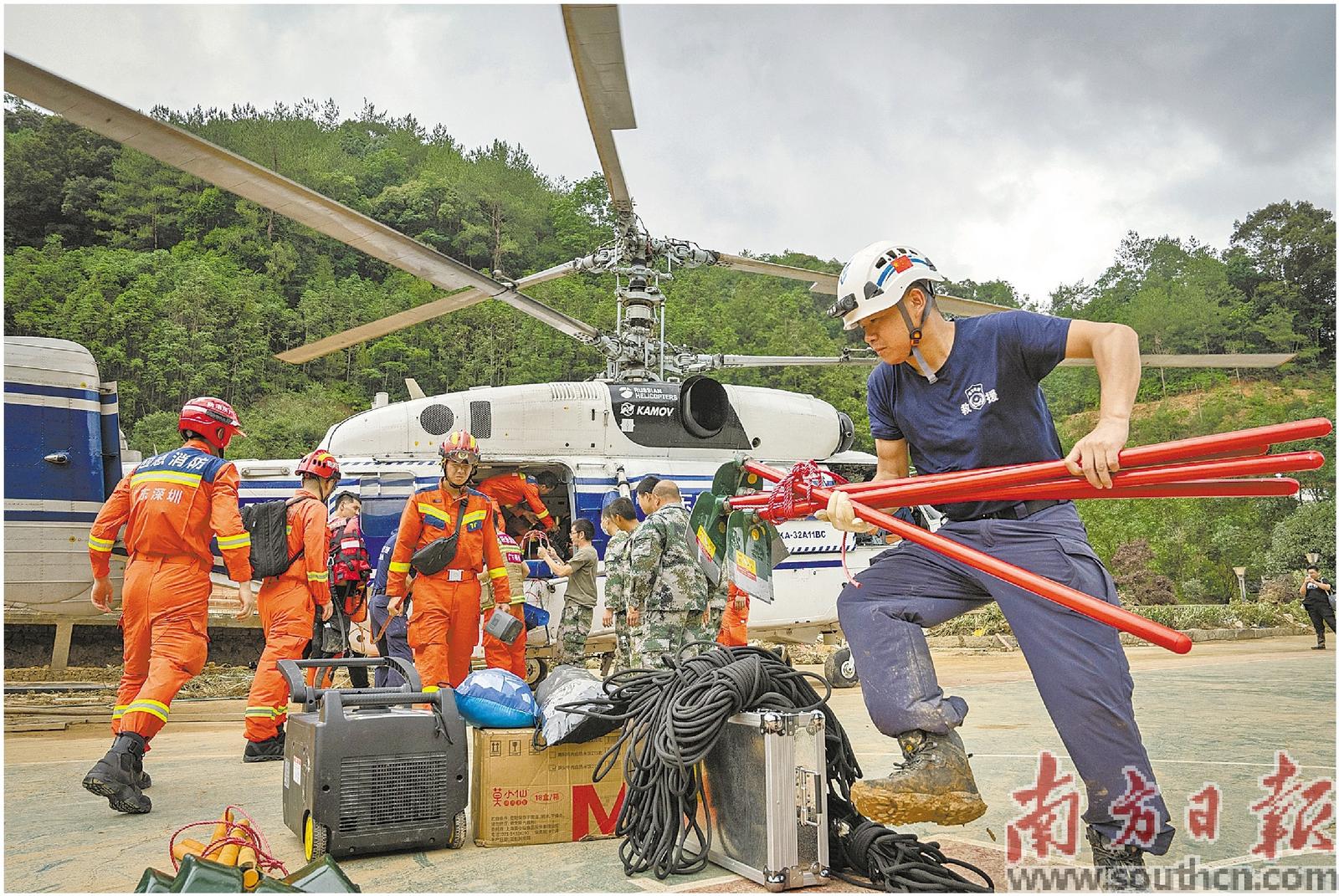 　　18日，在平远县泗水镇大新村救援临时指挥部所在地，直升机不断运输救援人员和设备前往搜救地点。南方日报记者 董天健 何森垚 吴明 摄