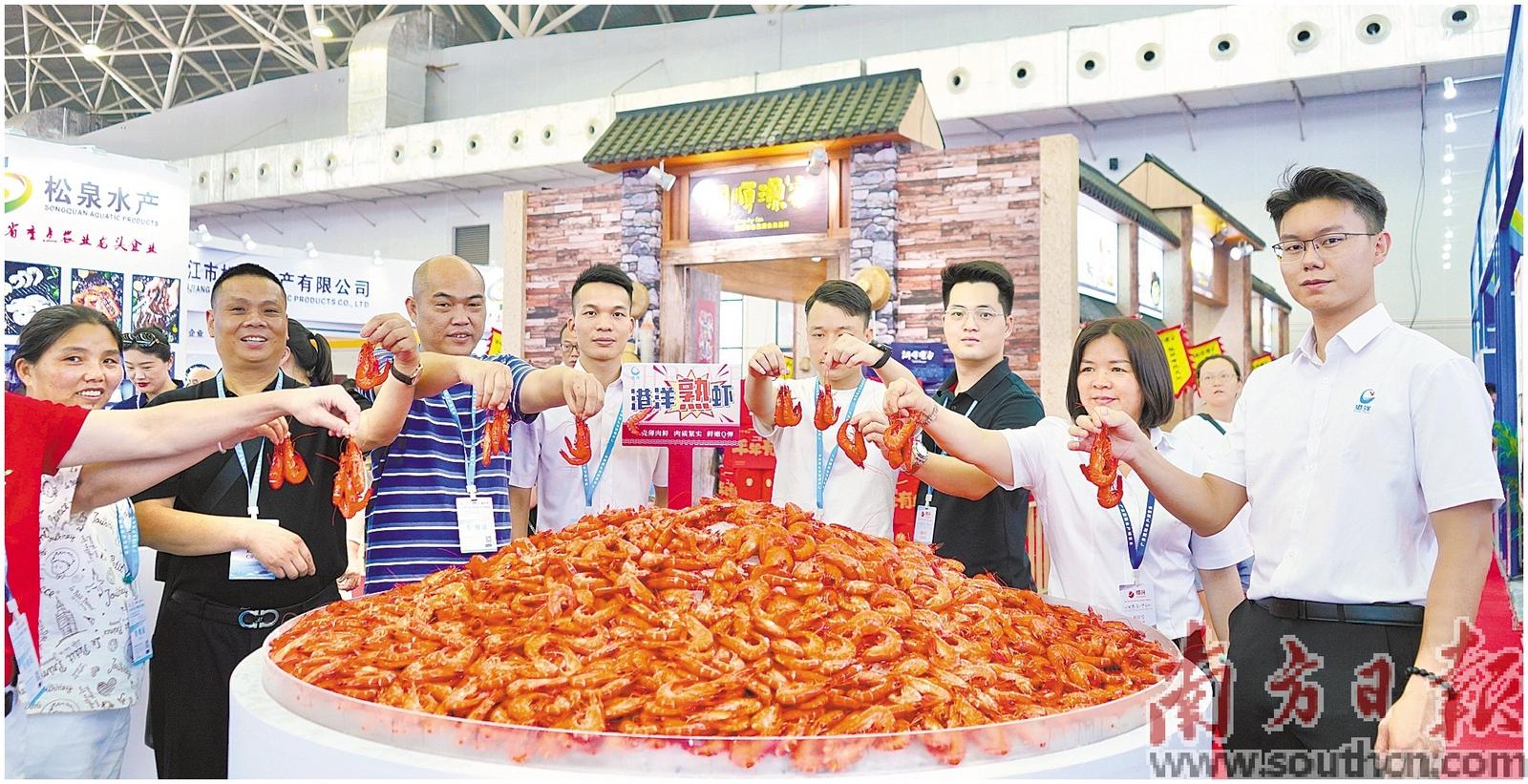 广东水博会上，国家广东精品海鲜前围满拍照、近万试吃、专业问询的人士人。吴东俊 摄