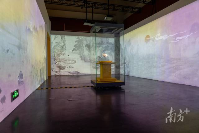 落地投影正在轮播由“真子飞霜”葵形镜图案延伸设计的古画视频。