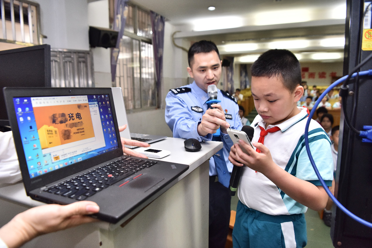 学生体验扫看似正规平台的“不安全的二维码”