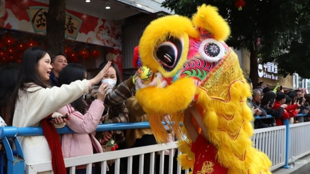 ​In Pics | Qingyuan buzzes with Chinese New Year vibes