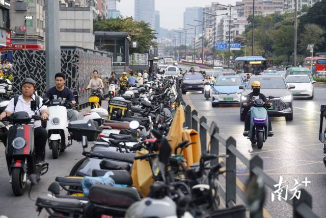 深圳五和地铁站H出口有序停放的电动自行车，放眼望去密密麻麻。南方+记者 鲁力 摄