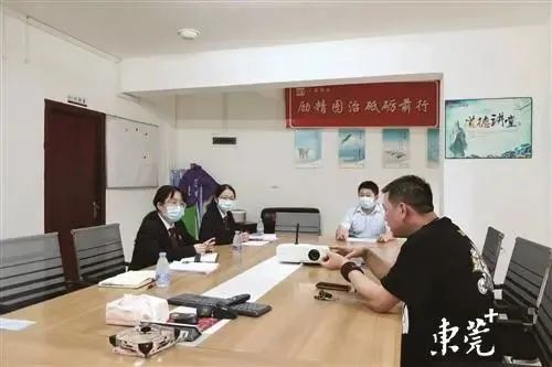 小区纠纷调解现场。