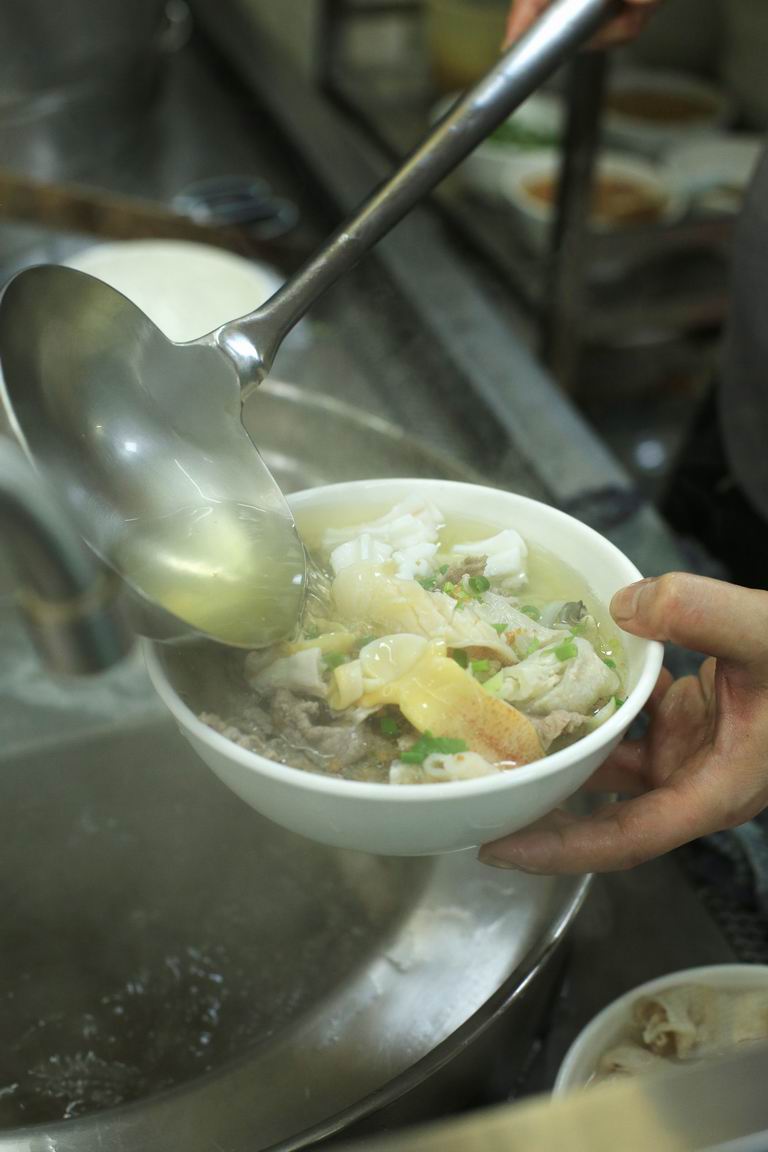 （在潮汕地区，人们可根据自己的口味喜好，在一碗粿条汤里加入十多种配料，食材新鲜，极其丰富，内涵十足，惊艳无比。）