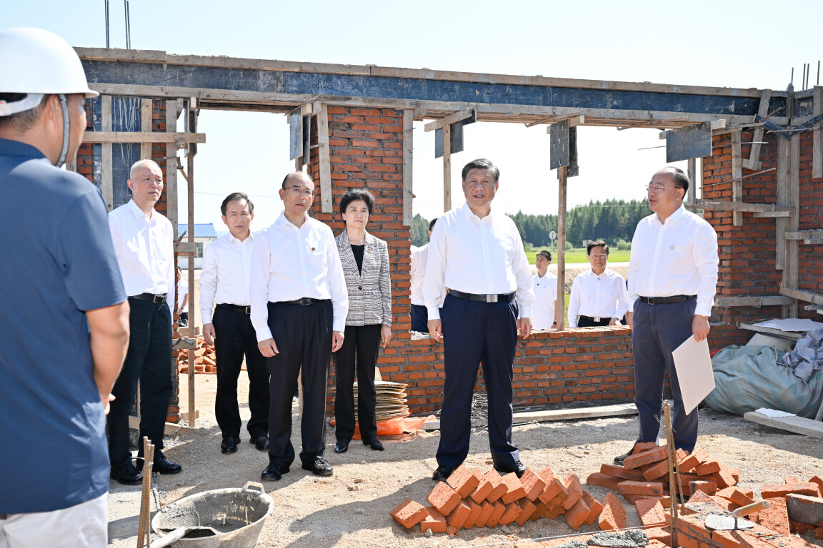 2023年9月7日，习近平总书记在遭受洪涝灾害的黑龙江省哈尔滨尚志市老街基乡龙王庙村，察看水毁房屋重建情况。