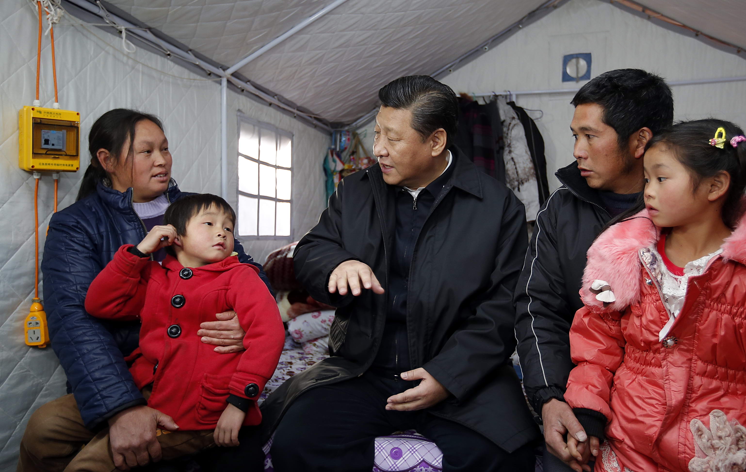 2015年1月19日，习近平总书记来到云南鲁甸县小寨镇甘家寨红旗社区过渡安置点，看望受灾群众。