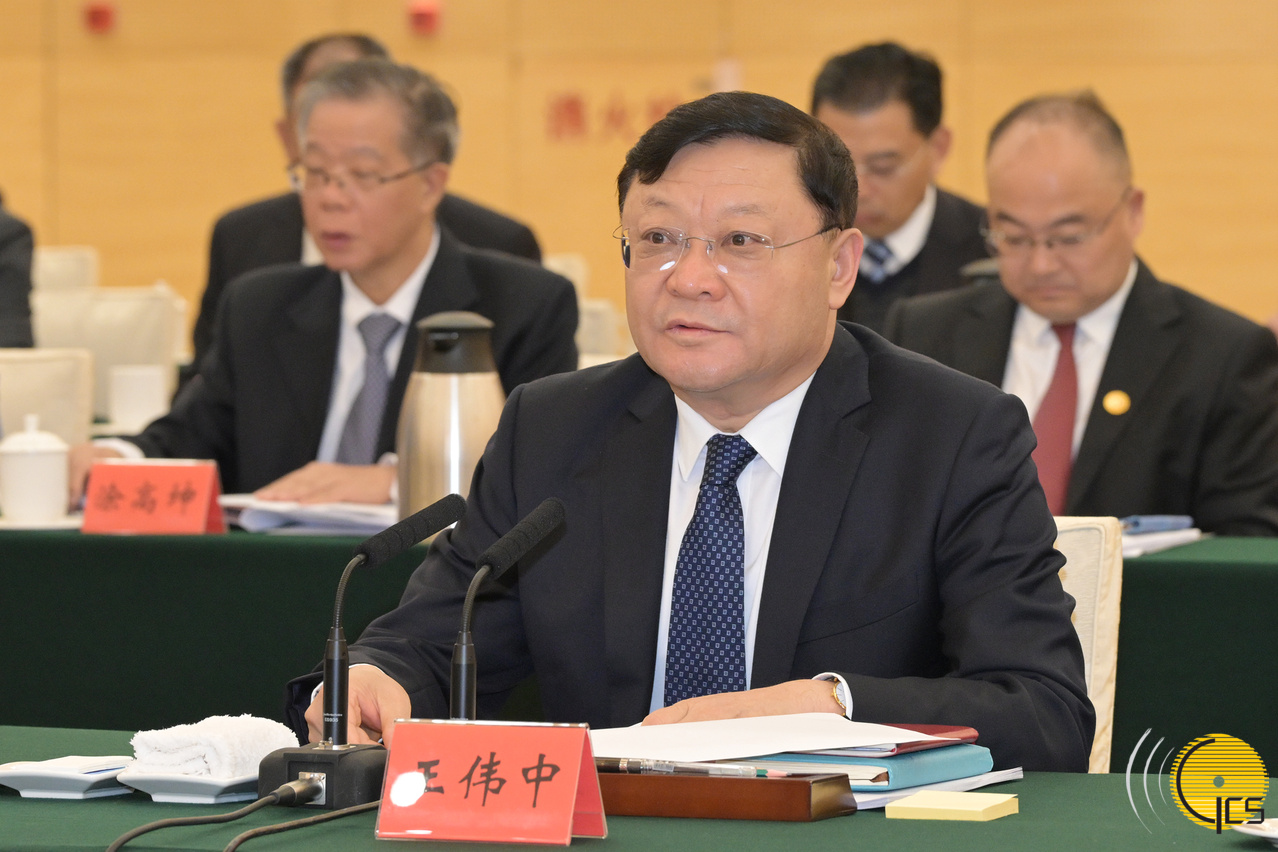 Governador da Província de Guangdong, Wang Weizhong, discursa na Conferência Conjunta de Cooperação Guangdong-Macau 2025.