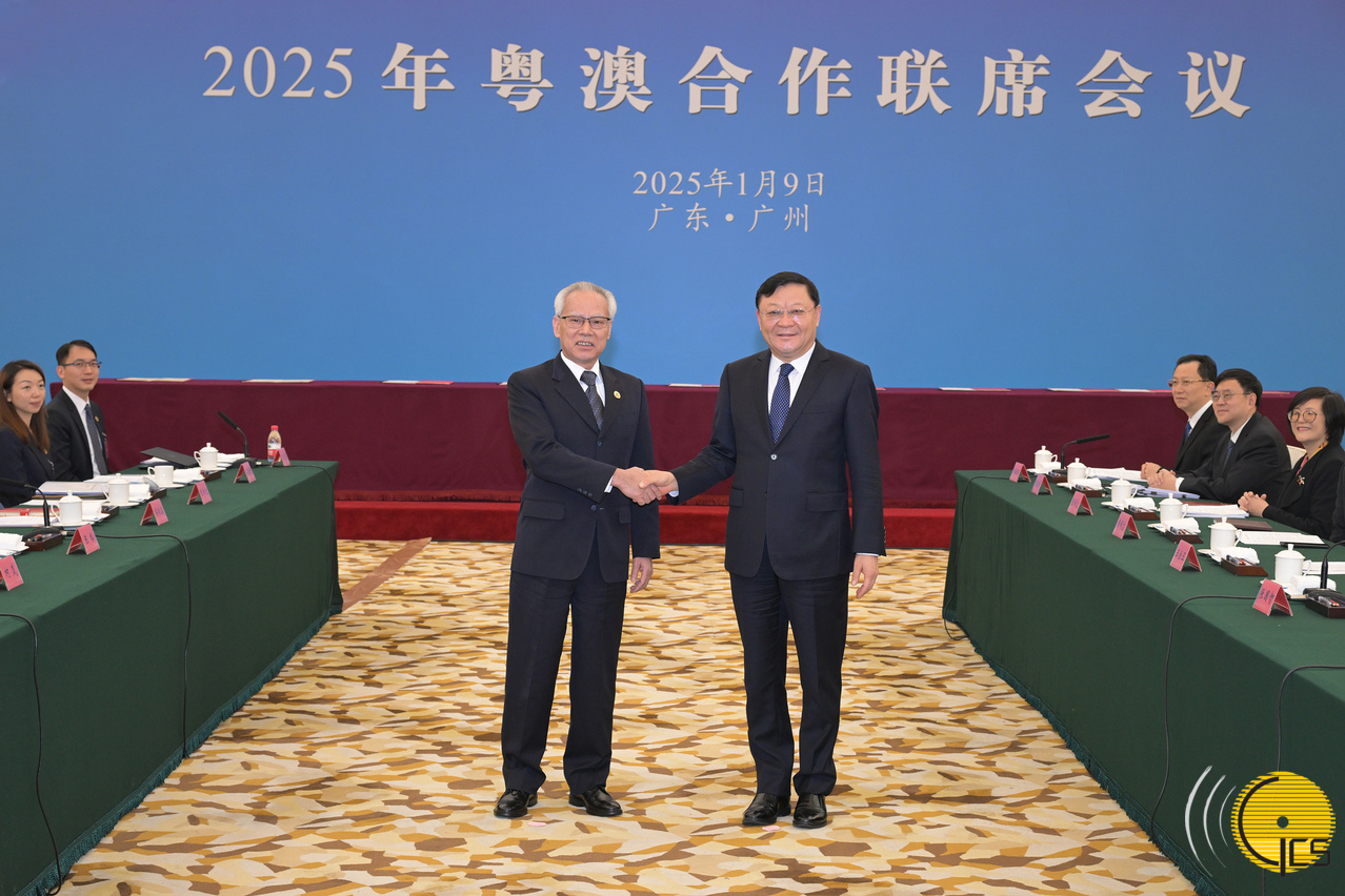 Chefe do Executivo, Sam Hou Fai, cumprimenta o governador da Província de Guangdong, Wang Weizhong, por ocasião da Conferência Conjunta de Cooperação Guangdong-Macau 2025, realizada em Cantão.