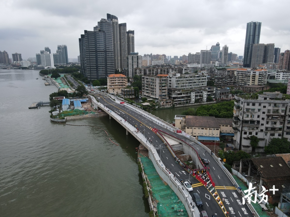 8月3日，广州海珠区环岛路海珠涌大桥正式建成开通，全长400米。然而在桥中央，一栋老旧民房“屹立”中央，将桥面“撑开”。