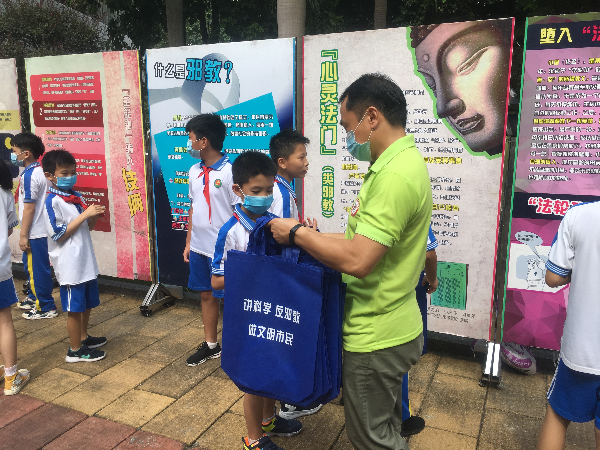 派发宣传资料.jpg
